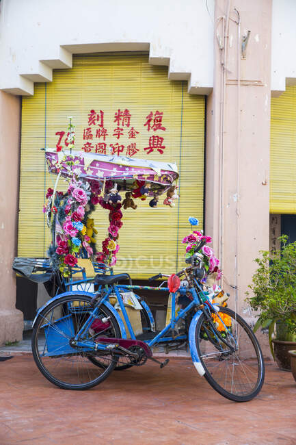 Riquixá de ciclo azul com guirlandas, Malaca, Malásia — Fotografia de Stock