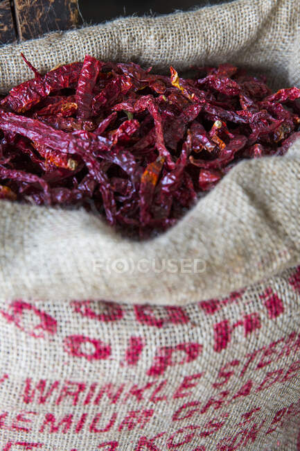 Saco de chiles rojos secos, Malaca, Malasia - foto de stock