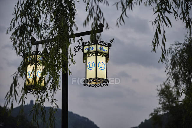 Вуличні лампи, Фенгуан, Хунан, Китай. — стокове фото