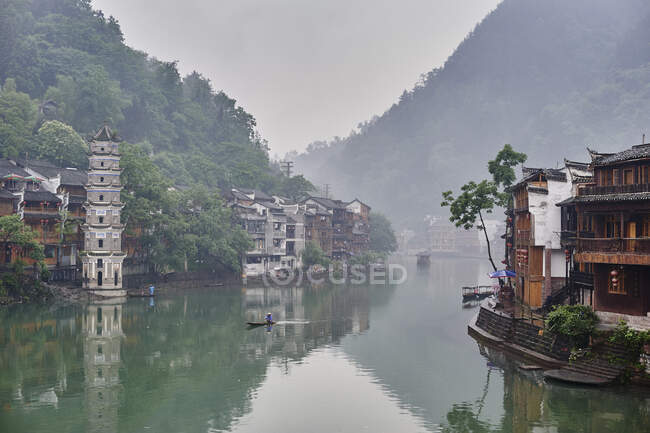 Edifícios tradicionais na beira do rio, Fenghuang, Hunan, China — Fotografia de Stock