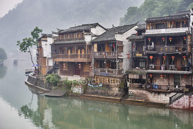 Bâtiments traditionnels au bord de la rivière, Fenghuang, Hunan, Chine — Photo de stock