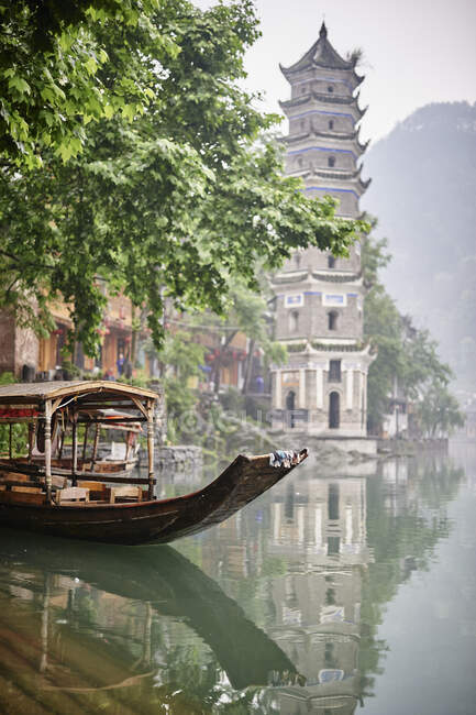 Boot auf dem Fluss, Fenghuang, Hunan, China — Stockfoto