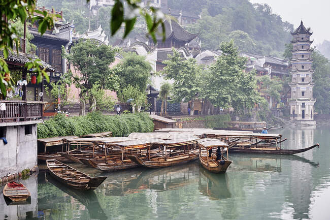 Edificios tradicionales en la orilla del río, Fenghuang, Hunan, China - foto de stock