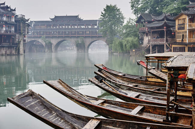 Barcos amarrados en el río, Fenghuang, Hunan, China - foto de stock