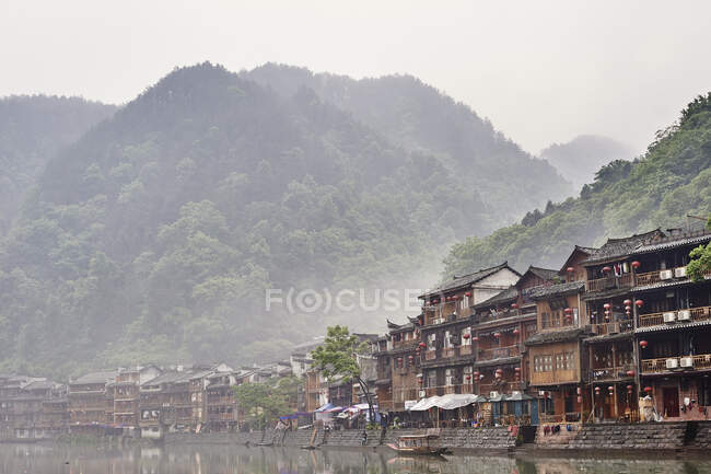 Edifici tradizionali sul bordo del fiume, Fenghuang, Hunan, Cina — Foto stock