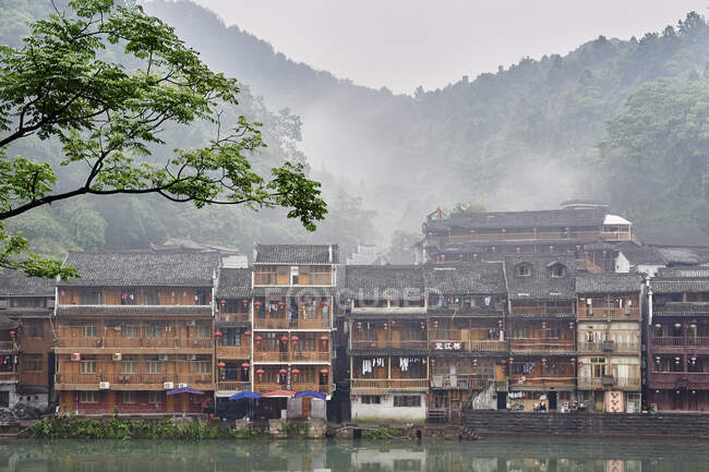 Edifici tradizionali sul bordo del fiume, Fenghuang, Hunan, Cina — Foto stock