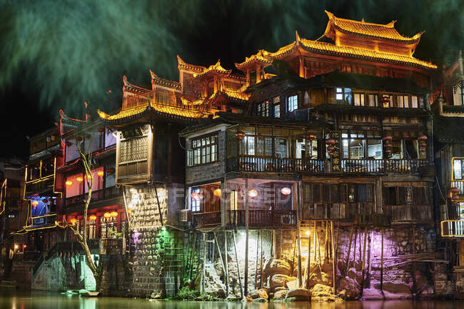 Traditionelle Gebäude in der Nacht, Fenghuang, Hunan, China — Stockfoto