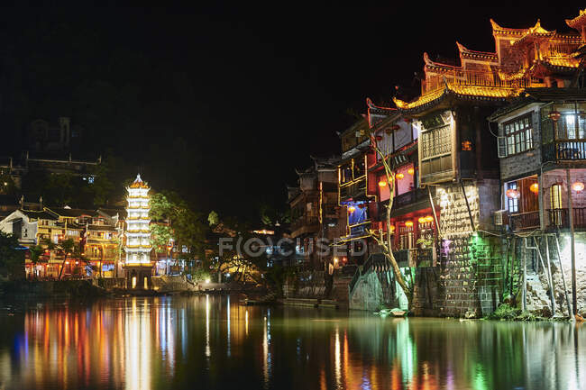 Edifici tradizionali sul bordo del fiume, di notte, Fenghuang, Hunan — Foto stock