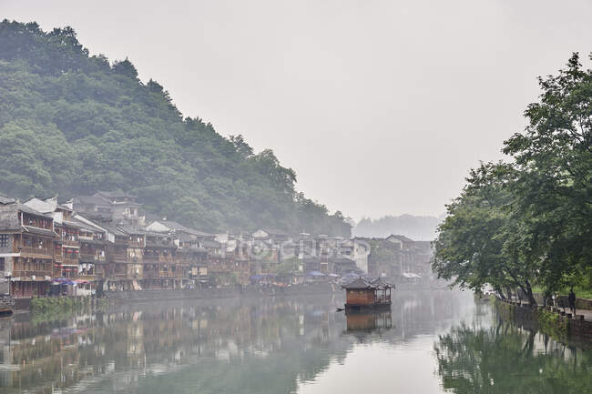 Edifícios tradicionais na beira do rio, Fenghuang, Hunan, China — Fotografia de Stock