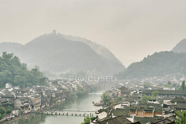 Río a través de la ciudad, Fenghuang, Hunan, China - foto de stock