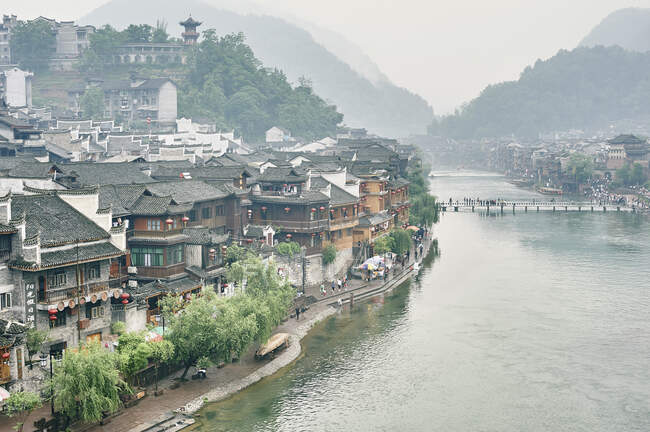 Традиційні будівлі на берегах річки, Фенгуан, Хунань, Китай. — стокове фото