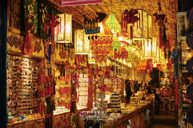 Mercado callejero tradicional, iluminado por la noche, Fenghuang, Hunan - foto de stock