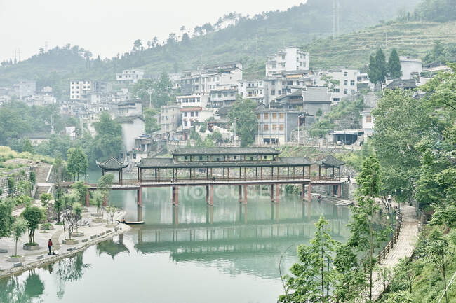 Puente sobre el río, Fenghuang, Hunan, China - foto de stock