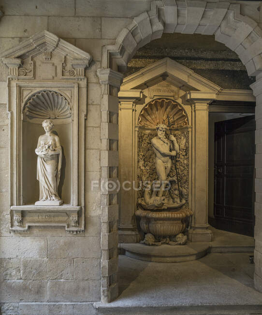 Statues in public palace entrance downtown Milan, Italy — Stock Photo