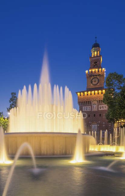 Fuente frente al Castillo de Sforza por la noche, Milán, Italia - foto de stock