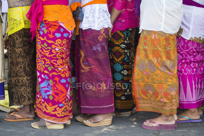 Mujeres tradicionales durante el festival hindú, sección baja, Bali, Indo - foto de stock