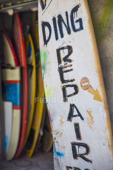 Tienda de reparación de tablas de surf, Uluwatu, Bali, Indonesia - foto de stock