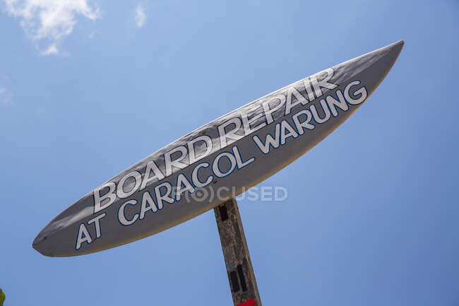 Знак ремонта доски для серфинга, пляж Баланган, Бали, Индонезия — стоковое фото