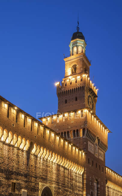 Castillo de Sforza por la noche, Milán, Italia - foto de stock