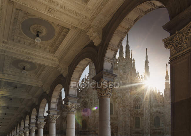 Catedral de Milão e arcade ao entardecer, Itália — Fotografia de Stock