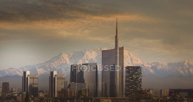 Rascacielos del centro de Milán frente al Monte Rosa, Italia - foto de stock
