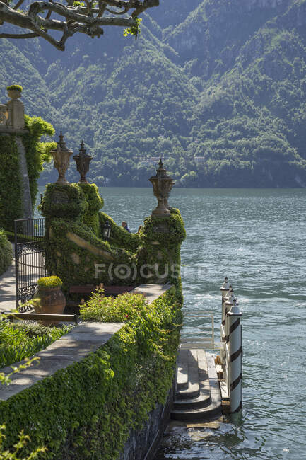 Terrasse de la Villa del Balbianello sur le lac de Côme, Italie — Photo de stock