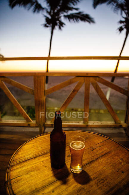 Bier auf Restaurantbalkontisch, Morondava, Madagaskar, Afrika — Stockfoto