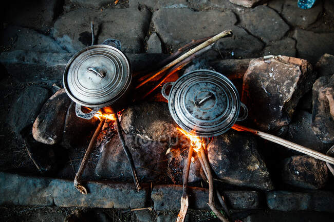 Pans on camp fire in Andringitra National Park, Madagascar, Africa — Stock Photo
