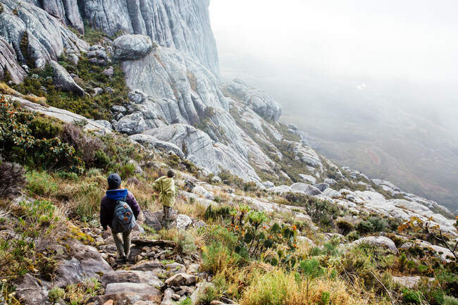 Wanderer und neblige Berge, Pic Boby, Andringitra-Massiv, Andri — Stockfoto