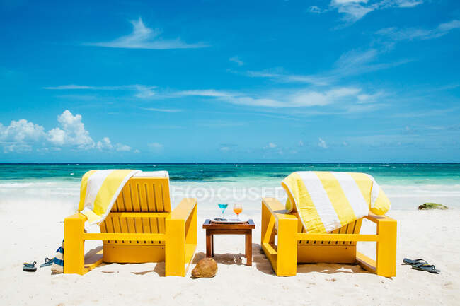 Due lettini gialli sulla spiaggia dell'hotel, Tulum, Riviera Maya, Messico — Foto stock