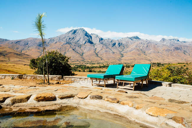 Tumbonas en la piscina del hotel, Parque Nacional Andringitra, Madagascar - foto de stock