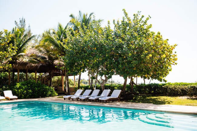 Espreguiçadeiras à beira da piscina do hotel, Tulum, Riviera Maya, México — Fotografia de Stock