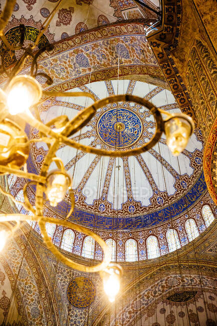 Vista en ángulo bajo del techo abovedado, Mezquita Sultan Ahmed, Estambul - foto de stock