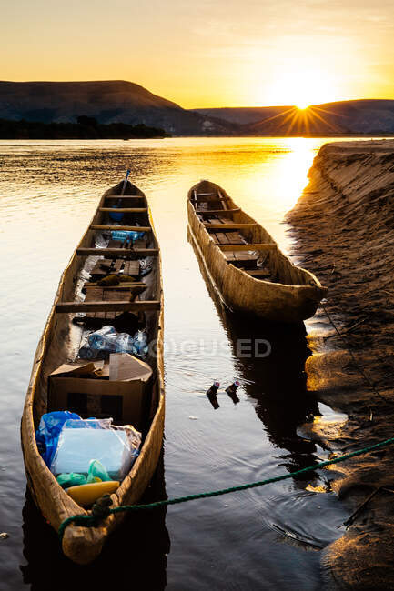 Boote auf dem Tsiribihina Fluss bei Sonnenuntergang, Madagaskar, Afrika — Stockfoto