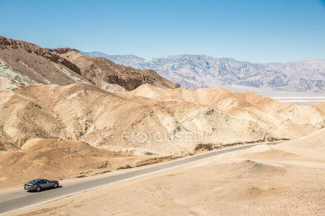 Машина їде по дорозі через Долину Смерті (Каліфорнія, США). — стокове фото