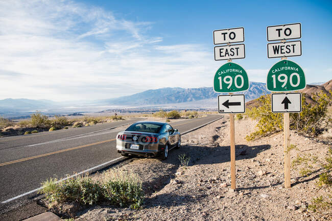 Panneaux de direction, Death Valley, Californie, États-Unis — Photo de stock