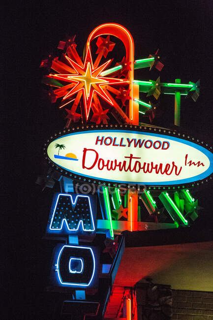 Hollywood neon sign at night, Los Ángeles, California, Estados Unidos - foto de stock