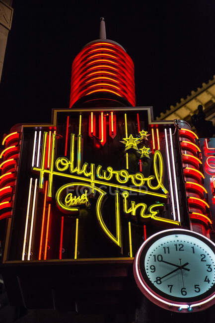 Hollywood-Leuchtreklame und Uhr in der Nacht, Los Angeles, Kalifornien — Stockfoto