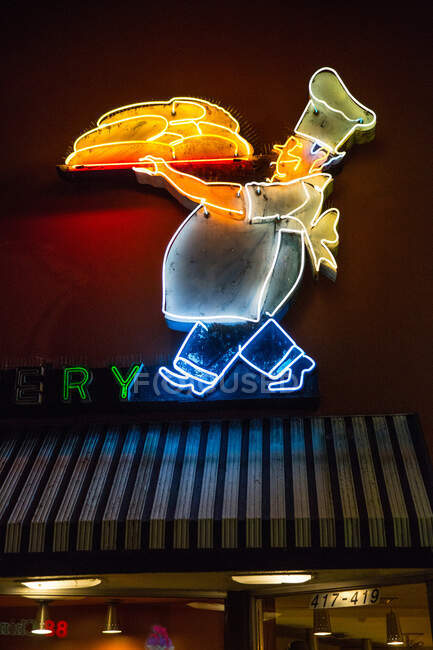 Neonreklame für Bäckereien in der Nacht, Los Angeles, Kalifornien, USA — Stockfoto