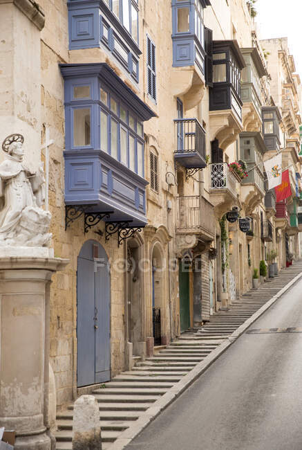 Steep old street, Valletta, Malta — Stock Photo
