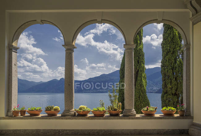 Vista desde arcadas de Villa Monastero, Lago de Como, Italia - foto de stock