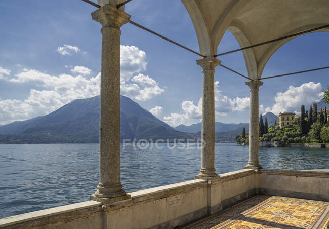 Vista desde las arcadas de Villa Monastero, Lago de Como, Italia - foto de stock