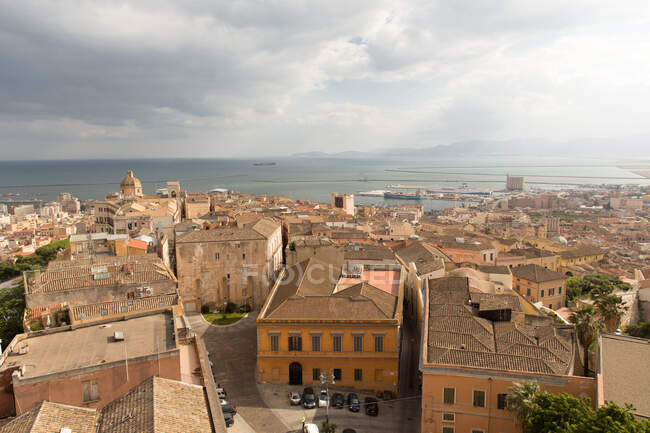 Rooftop cityscape and distant sea, Cagliari, Sardenha, Itália — Fotografia de Stock