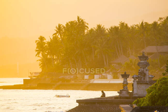 Côtes au coucher du soleil, Candidasa, Bali, Indonésie — Photo de stock