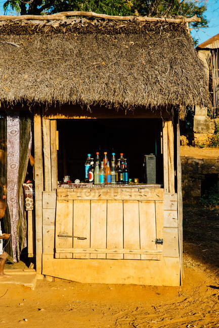 Bar y tienda tradicional, Río Tsiribihina, oeste de Madagascar - foto de stock