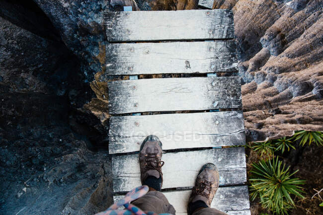 Wanderfüße und Wanderstiefel auf Holzplattform oben, Tsingy de Bemara — Stockfoto