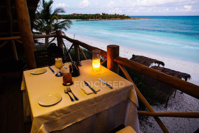 Table de restaurant sur la plage, Tulum, Riviera Maya, Mexique — Photo de stock