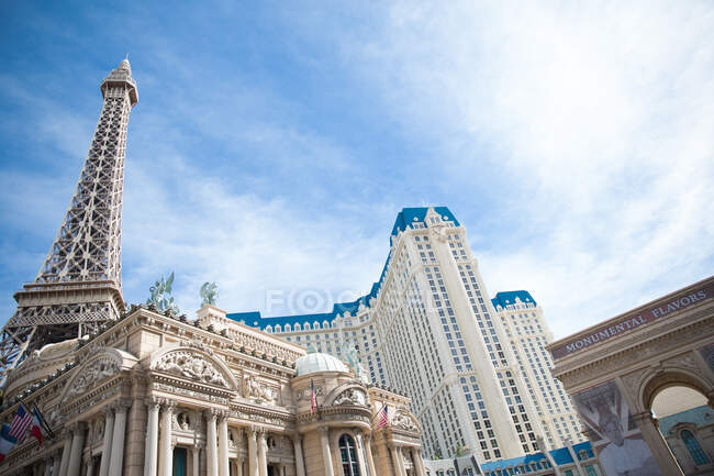 Отель Париж с низким углом обзора с голубым облачным небом, Лас-Вегас, Невада, США — стоковое фото
