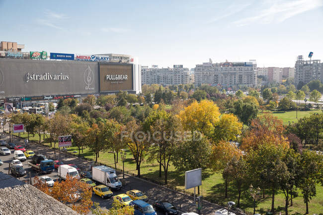 Vista de ángulo alto de la plaza de la ciudad, Bucarest, Rumania - foto de stock