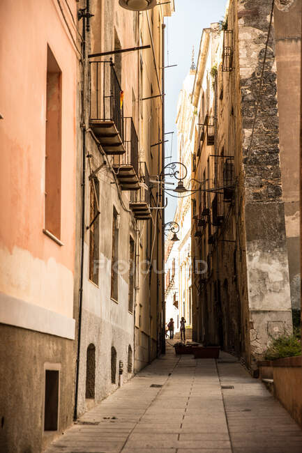 Старая улица в Кальяри, Сардиния, Италия — стоковое фото